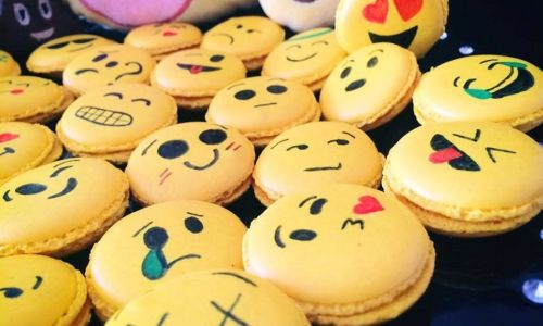 Emoji macarons