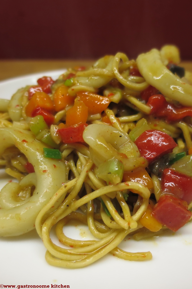 Wok de calamars aux légumes et nouilles chinoises