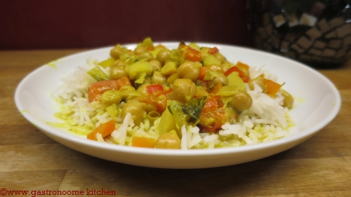 vegan - Wok de curry de légumes et pois chiches au curry vert